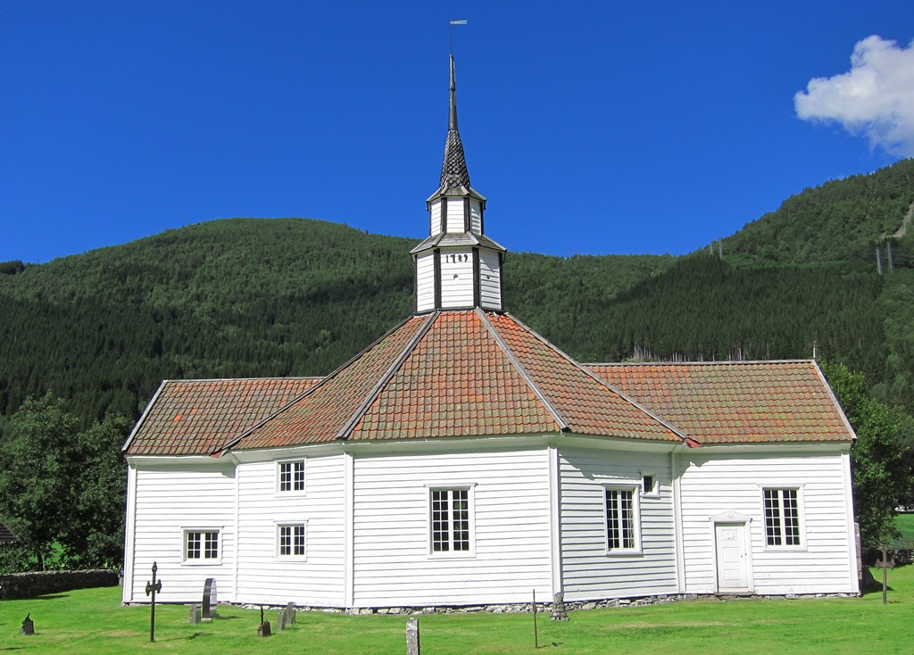 Stordal Gamle Kirke – Norske Kirker